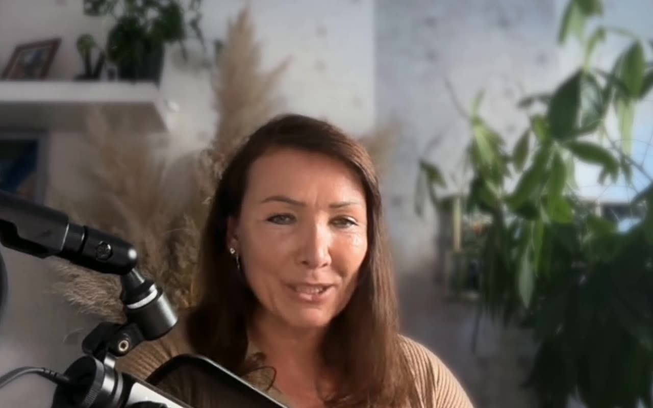 Désirée Scheller spricht in die Kamera